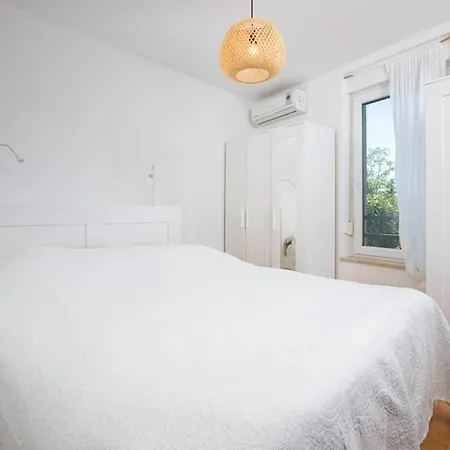 아파트 With Big Open Terrace