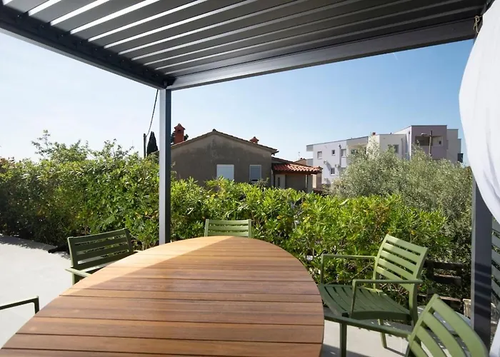 With Big Open Terrace 풀라